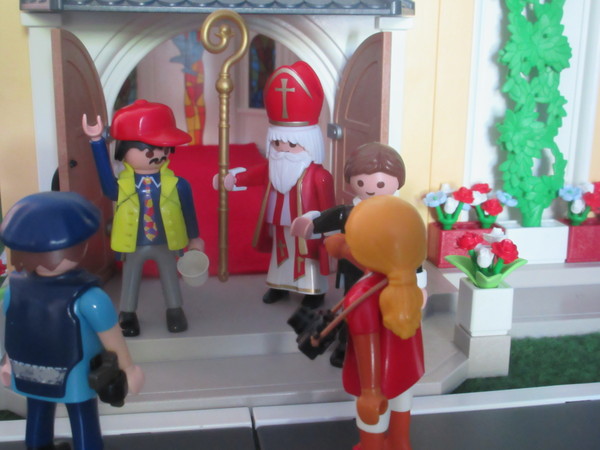It's Royal Wedding day for the Playmobil people in our house...