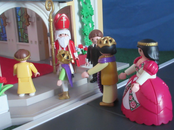 It's Royal Wedding day for the Playmobil people in our house...
