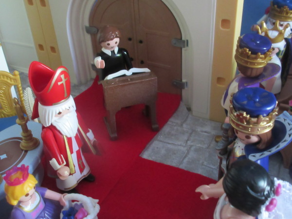 It's Royal Wedding day for the Playmobil people in our house...
