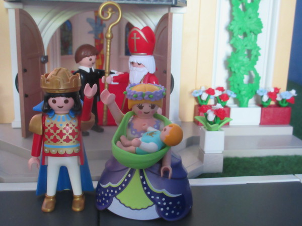 It's Royal Wedding day for the Playmobil people in our house...