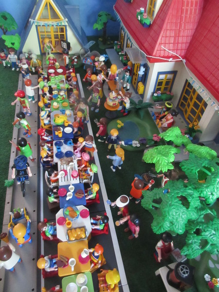 It's Royal Wedding day for the Playmobil people in our house...