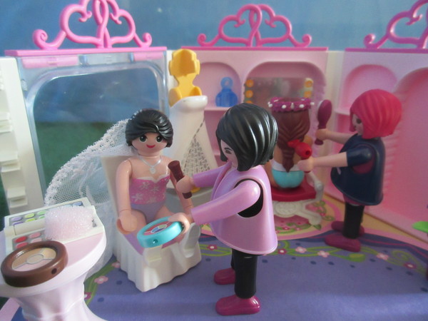 It's Royal Wedding day for the Playmobil people in our house...