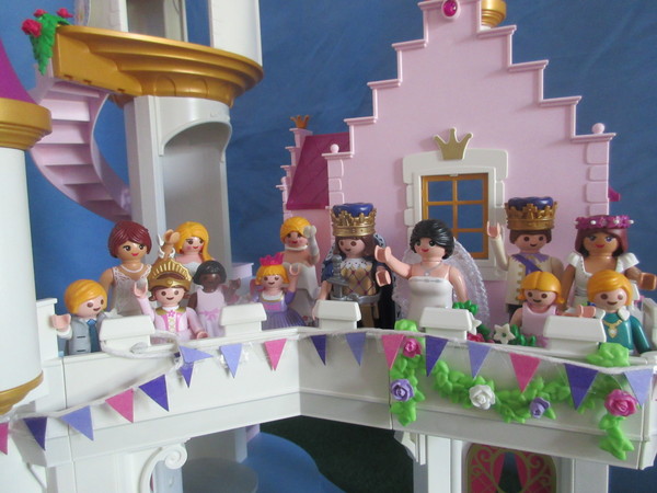 It's Royal Wedding day for the Playmobil people in our house...