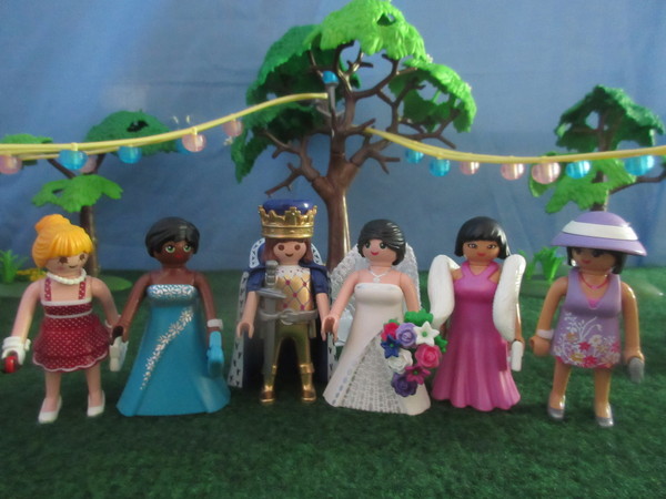 It's Royal Wedding day for the Playmobil people in our house...