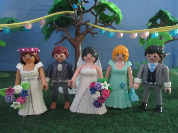 It's Royal Wedding day for the Playmobil people in our house...
