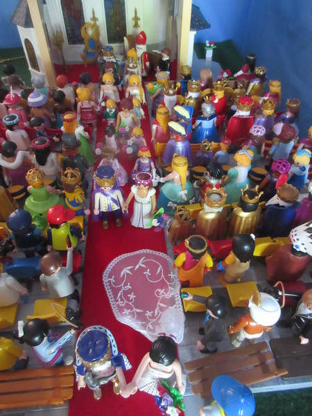 It's Royal Wedding day for the Playmobil people in our house...