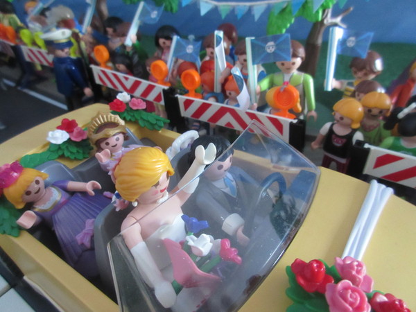 It's Royal Wedding day for the Playmobil people in our house...