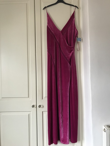 A quest!Can someone please help me find some red and/or fuschia shoes for a ball?