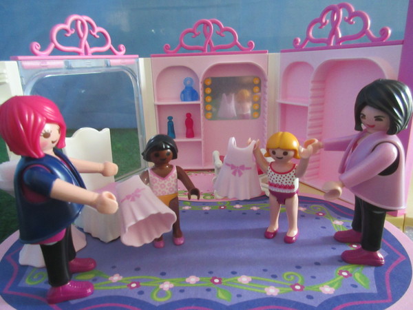 It's Royal Wedding day for the Playmobil people in our house...