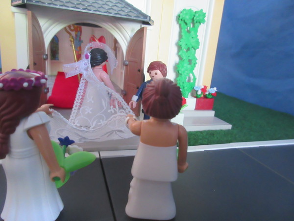 It's Royal Wedding day for the Playmobil people in our house...