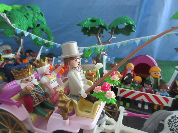 It's Royal Wedding day for the Playmobil people in our house...