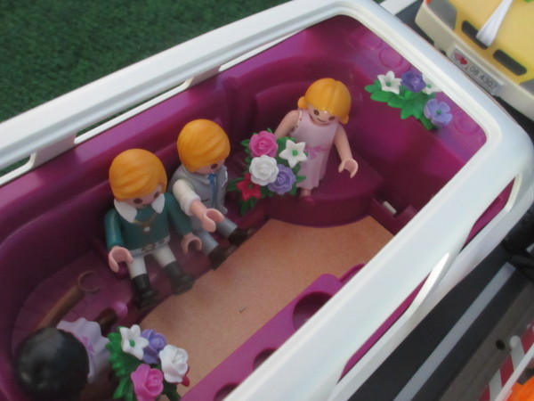 It's Royal Wedding day for the Playmobil people in our house...