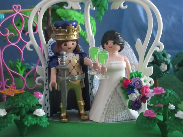 It's Royal Wedding day for the Playmobil people in our house...