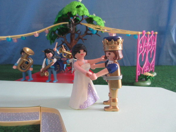 It's Royal Wedding day for the Playmobil people in our house...