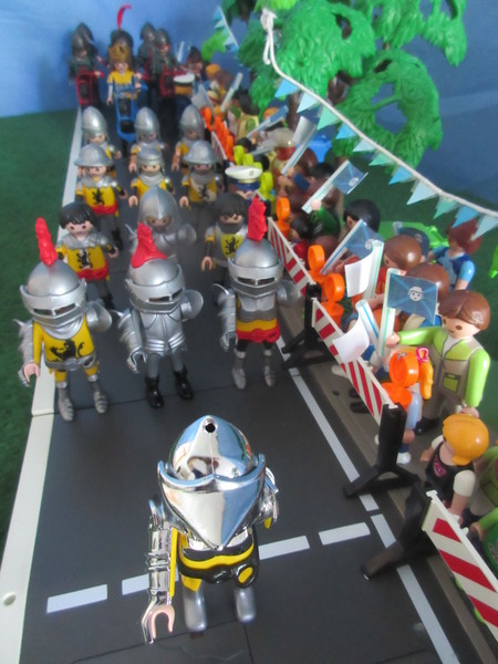 It's Royal Wedding day for the Playmobil people in our house...