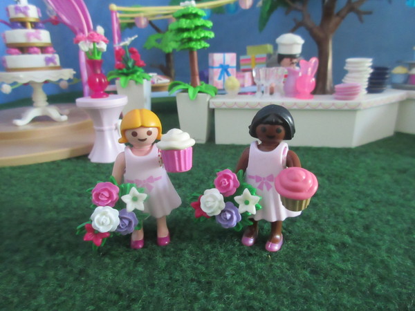 It's Royal Wedding day for the Playmobil people in our house...