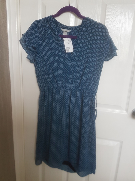 Can anyone help me find some knee length short sleeve dresses please ?
