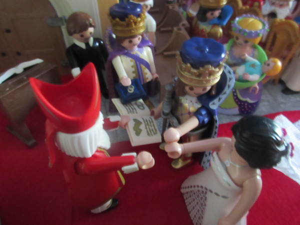 It's Royal Wedding day for the Playmobil people in our house...