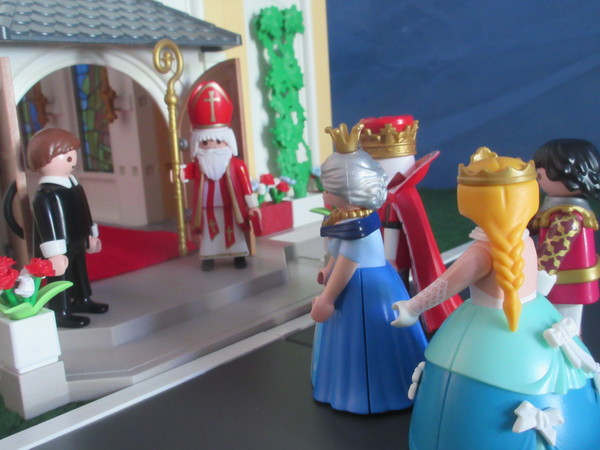 It's Royal Wedding day for the Playmobil people in our house...