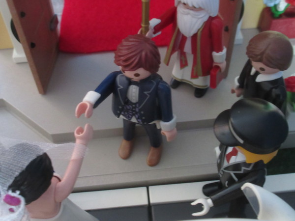 It's Royal Wedding day for the Playmobil people in our house...