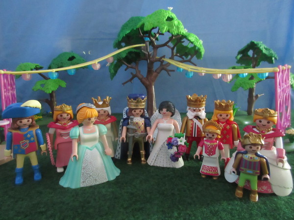 It's Royal Wedding day for the Playmobil people in our house...
