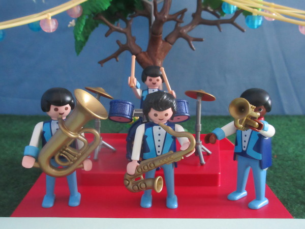 It's Royal Wedding day for the Playmobil people in our house...