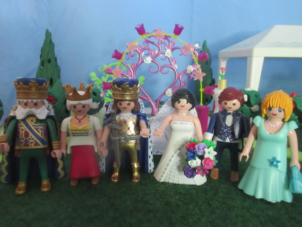 It's Royal Wedding day for the Playmobil people in our house...