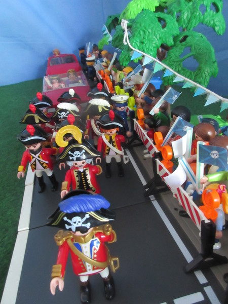 It's Royal Wedding day for the Playmobil people in our house...