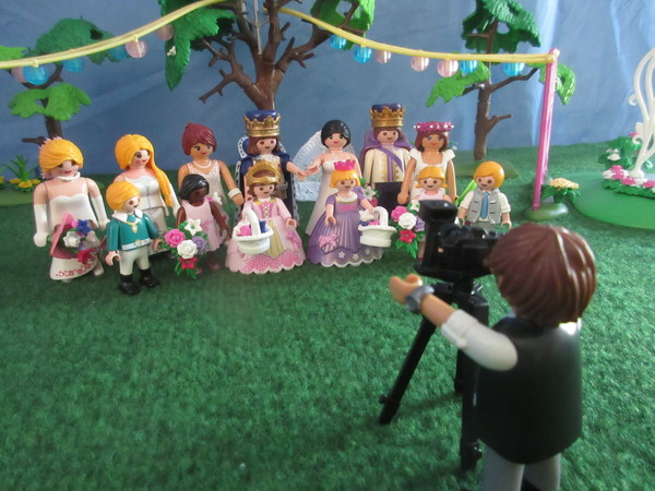 It's Royal Wedding day for the Playmobil people in our house...