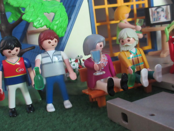 It's Royal Wedding day for the Playmobil people in our house...