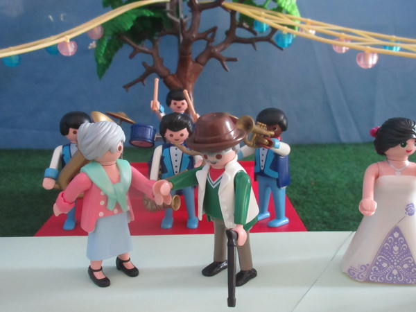 It's Royal Wedding day for the Playmobil people in our house...
