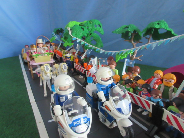 It's Royal Wedding day for the Playmobil people in our house...
