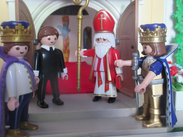 It's Royal Wedding day for the Playmobil people in our house...