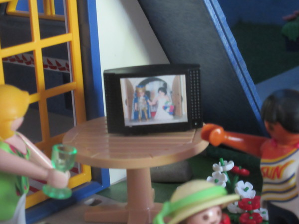 It's Royal Wedding day for the Playmobil people in our house...