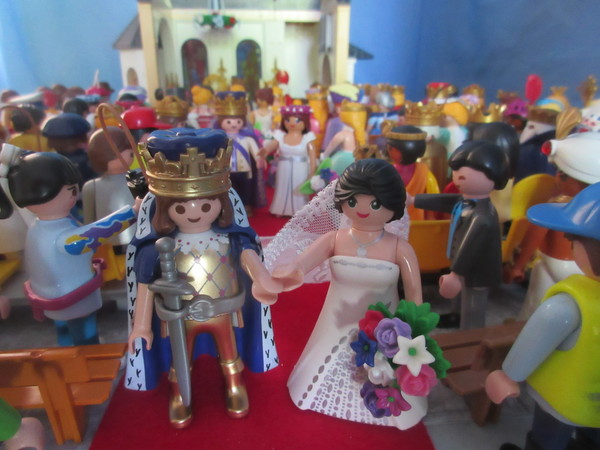 It's Royal Wedding day for the Playmobil people in our house...