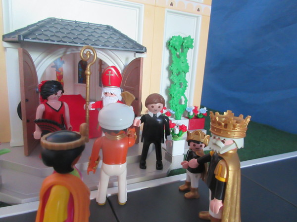 It's Royal Wedding day for the Playmobil people in our house...