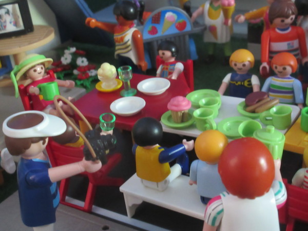 It's Royal Wedding day for the Playmobil people in our house...