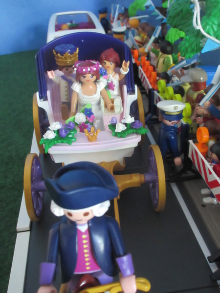 It's Royal Wedding day for the Playmobil people in our house...