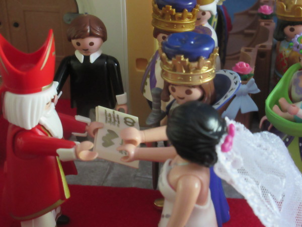 It's Royal Wedding day for the Playmobil people in our house...