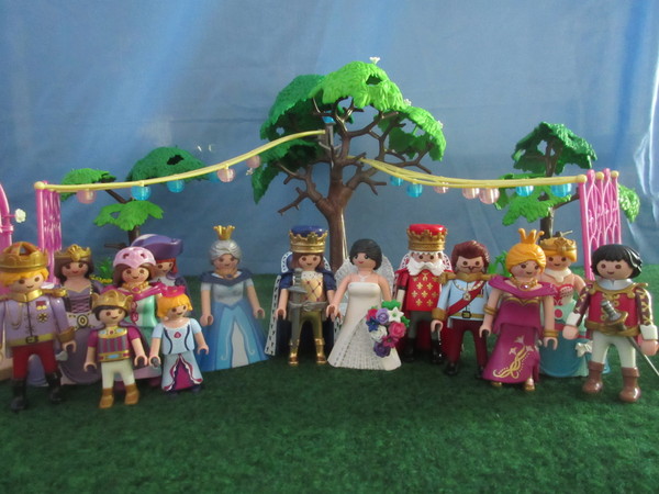 It's Royal Wedding day for the Playmobil people in our house...