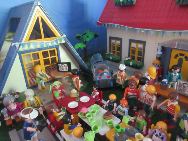 It's Royal Wedding day for the Playmobil people in our house...