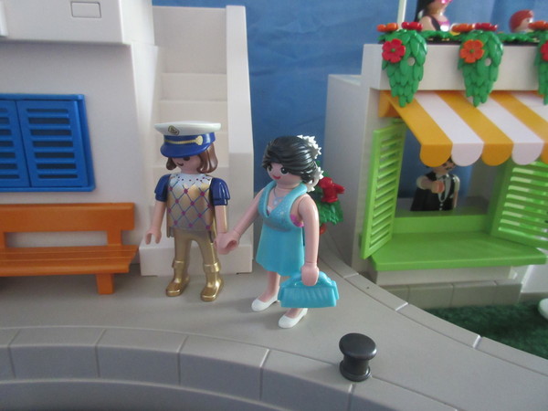 It's Royal Wedding day for the Playmobil people in our house...