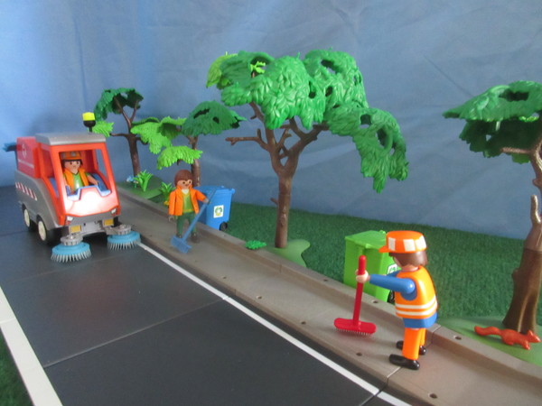 It's Royal Wedding day for the Playmobil people in our house...