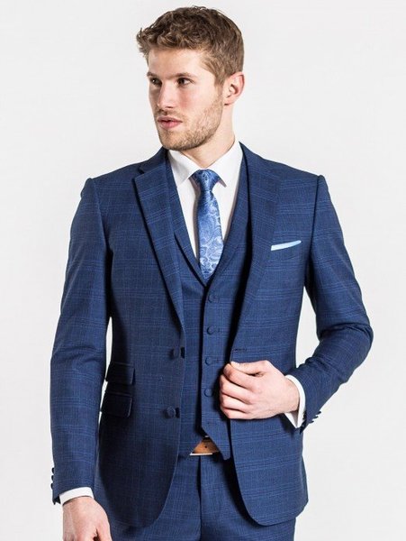 Help please :) What colour shoes for DS dark blue prom suit?