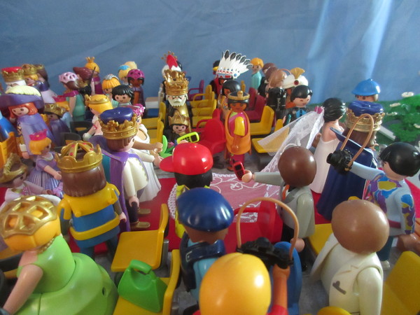 It's Royal Wedding day for the Playmobil people in our house...
