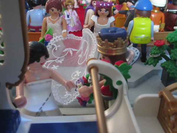 It's Royal Wedding day for the Playmobil people in our house...