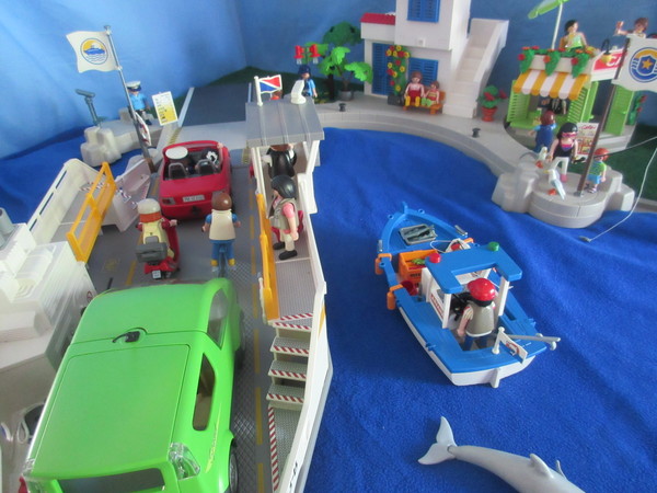 It's Royal Wedding day for the Playmobil people in our house...