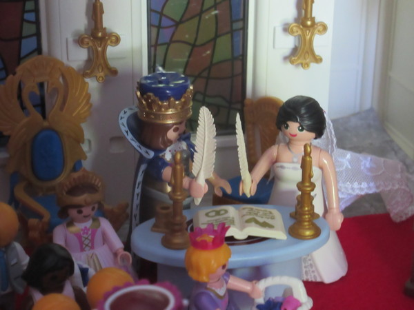 It's Royal Wedding day for the Playmobil people in our house...