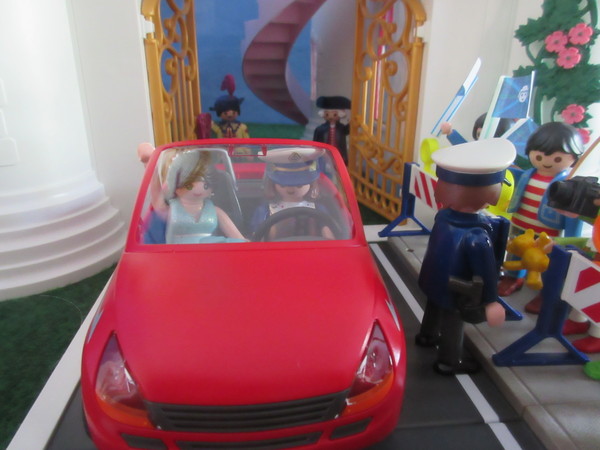 It's Royal Wedding day for the Playmobil people in our house...