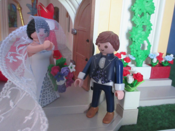 It's Royal Wedding day for the Playmobil people in our house...